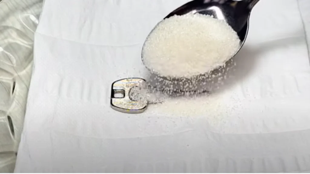 Nuanceret trick går viralt på nettet: Derfor hælder folk sukker på deres husnøgler