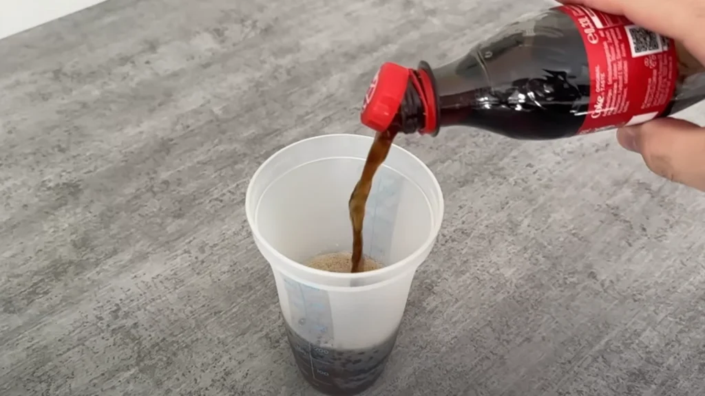 Han blander cola, eddike og én uventet ingrediens: Se så når magien sker