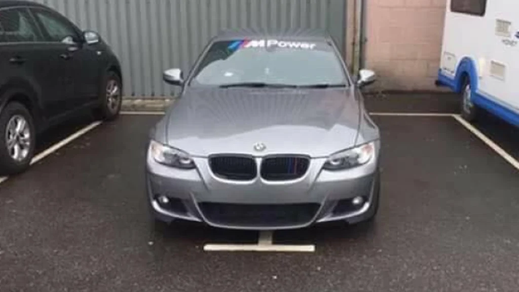BMW holder tværs over to parkeringspladser: Alligevel modtager chaufføren ros