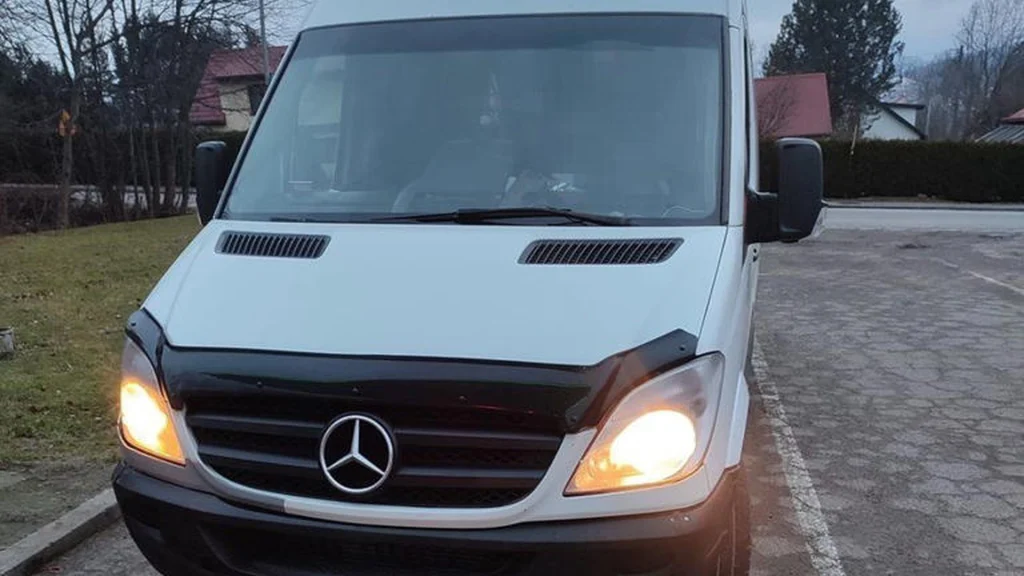 Det lignede blot en simpel fartbøde – men vent så og se hvilken hemmelighed politiet finder i den hvide bus