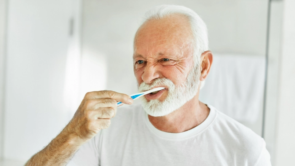 Skal du børste dine tænder før eller efter morgenmaden? Tandlæge slår fast, hvad der er bedst