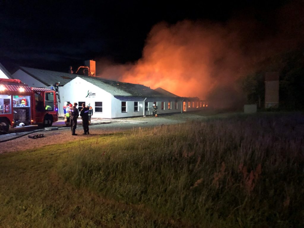 Voldsom brand i møbelfabrik