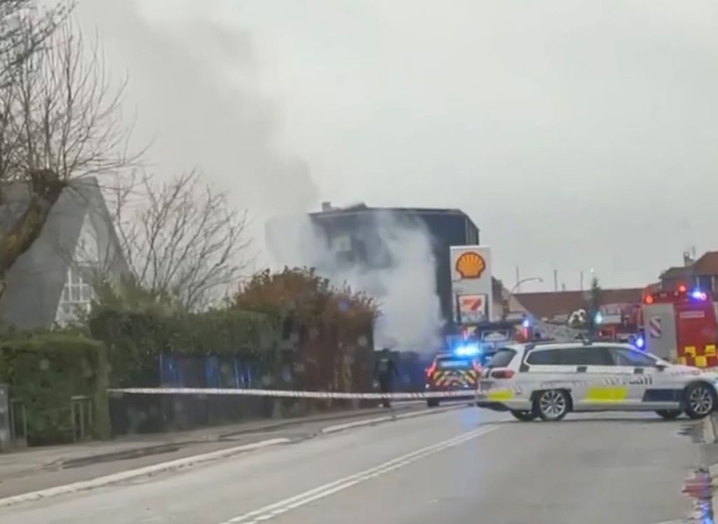 Kraftig brand: Luk døre og vinduer