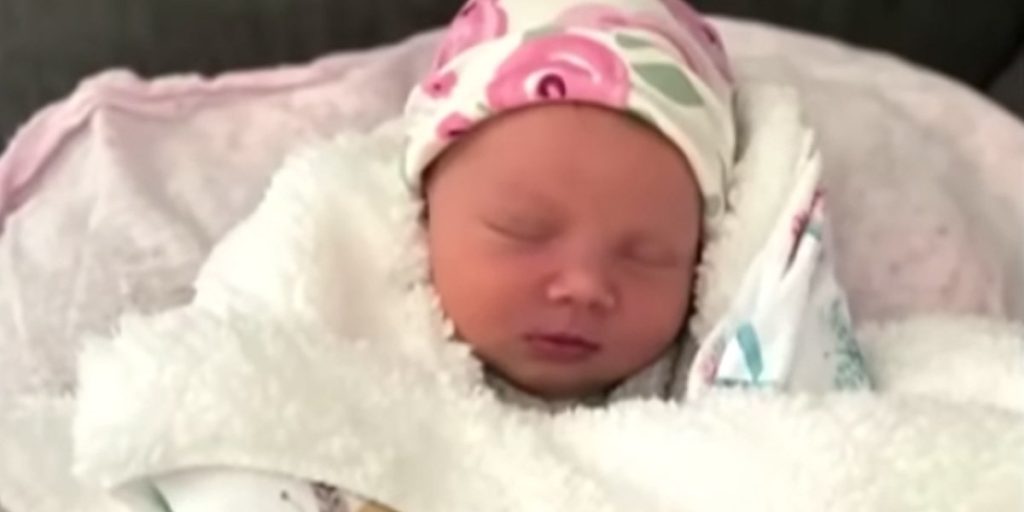 En brandmand fandt en forladt baby i en kasse – vidste endnu ikke, at det var hans datter