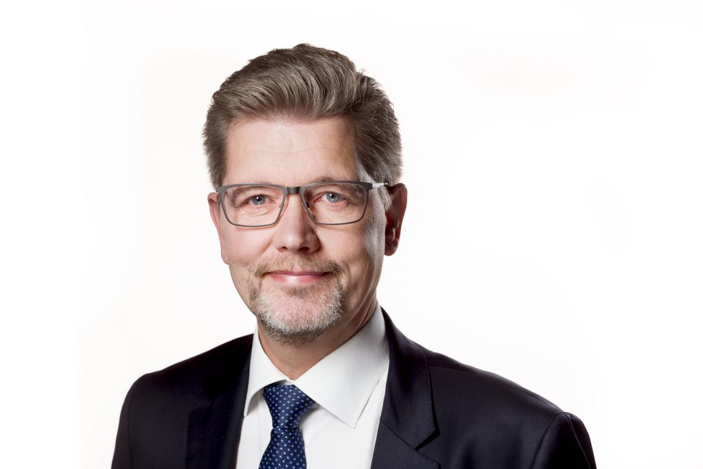 Væltet toppolitiker fortryder: Undskyld kvinder