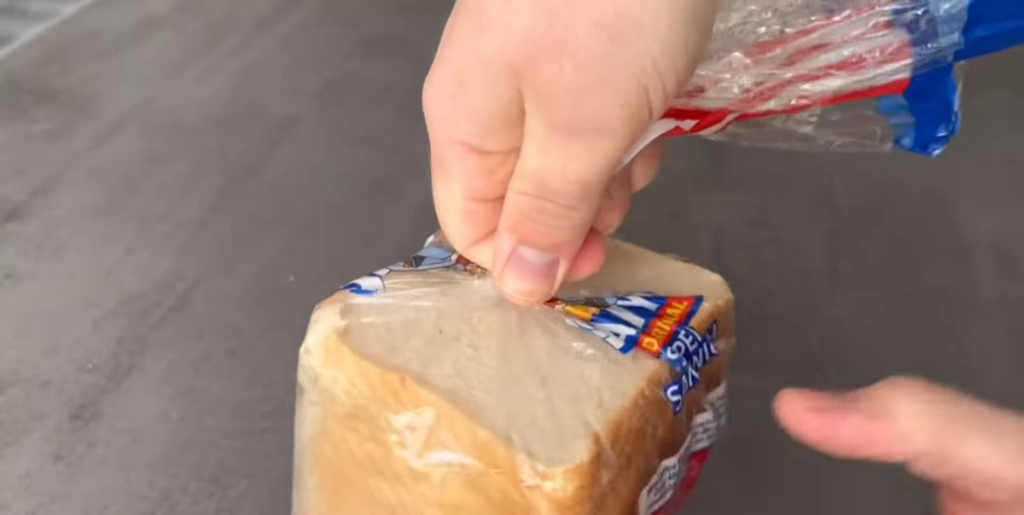 Deler genialt trick: Sådan pakker du dit brød, så det holder sig længere
