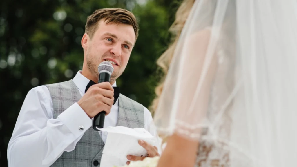 Brudgom kom med chokerende afsløring under bryllupstale: Sekunder senere forlader hele familien stedet