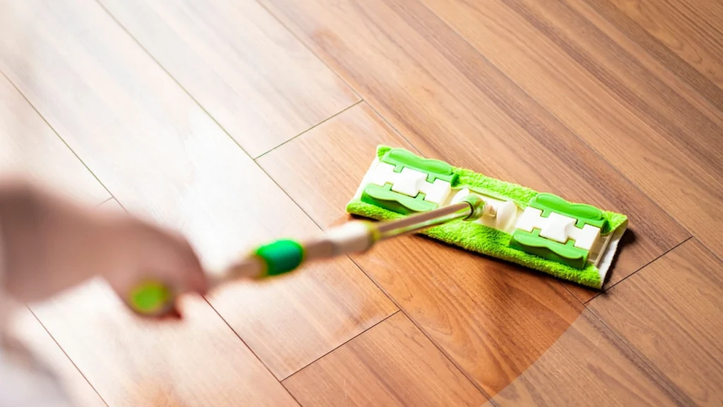 Bruger du en af disse 6 produkter til at vaske gulv? Stop med det samme, melder gulvekspert