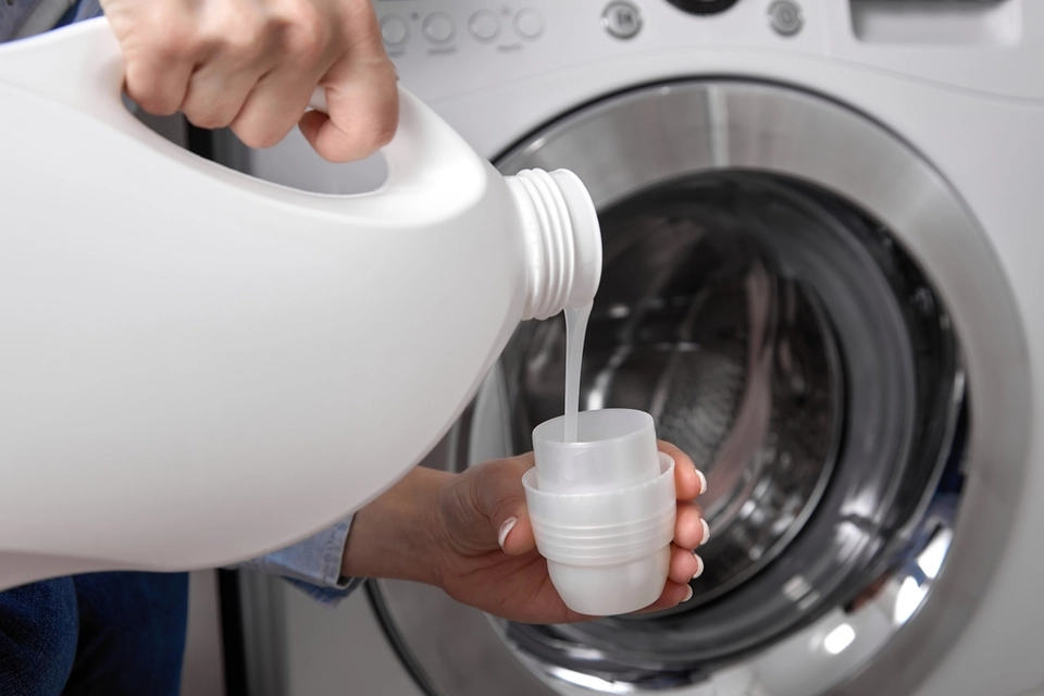 Hæld 700 ml af dette i vaskemaskinen og sæt den på 90 grader: 2 timer senere er magien sket