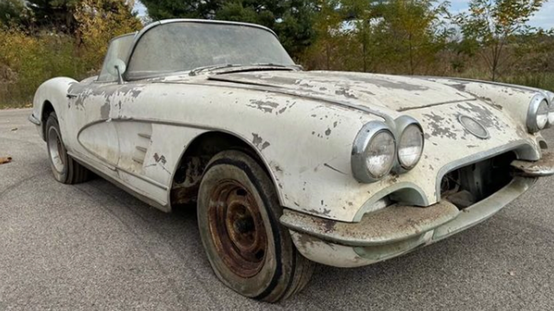 Kvinde glemte sin Corvette i 30 år – så meget var den værd, da hun fandt den igen