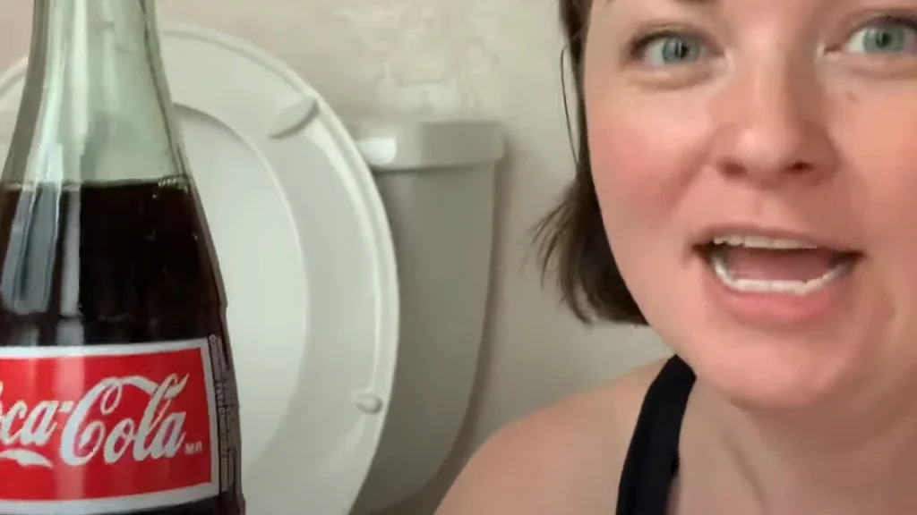 Hun hælder en Coca-Cola i toilettet: Resultatet er overraskende
