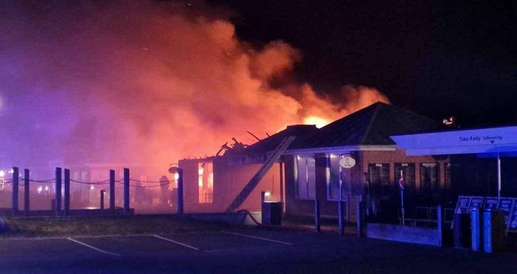 Voldsom brand: Café brændt ned