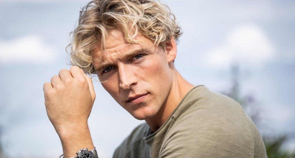 Se billedet: Christopher smider trøjen og viser sixpacken frem