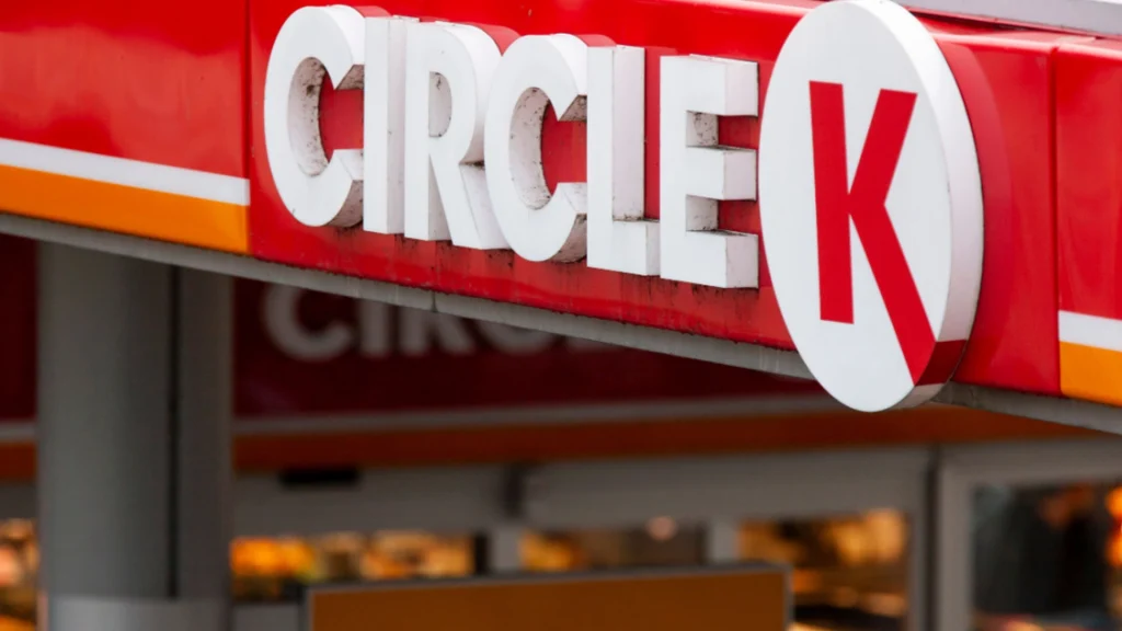 Circle K-medarbejder kontaktede politiet: Vred kunde kastede chokoladeæg i hovedet på ham