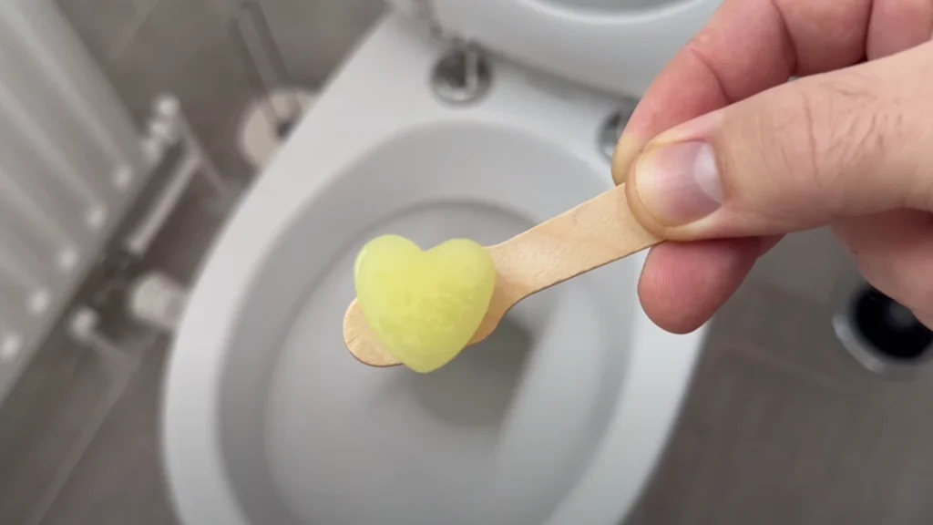 Han smider et stykke citron i toilettet: Se hvad der så sker