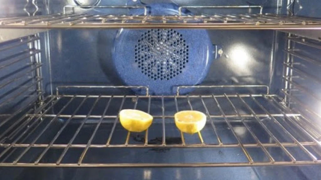 Genialt trick: Derfor skal du lægge to halve citroner ind i ovnen