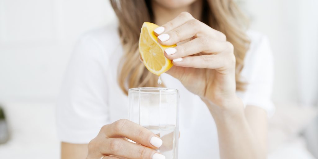 Opdag hvorfor det at drikke citronsaft om morgenen ikke er en så god idé