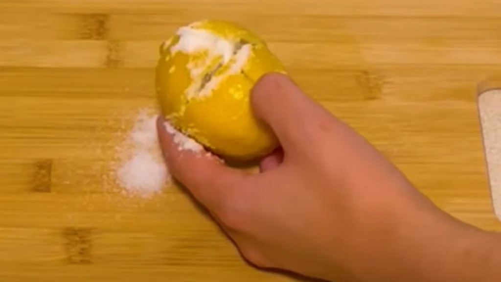 Hun fylder en citron med salt og placerer den ét bestemt sted i soveværelset: Når du ser resultatet vil du blæse bagover