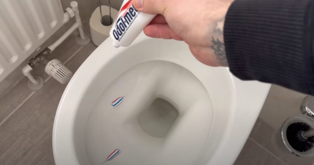 Han tilføjer tandpasta til toilettet: Hvad der så sker, får næsten alle til at måbe