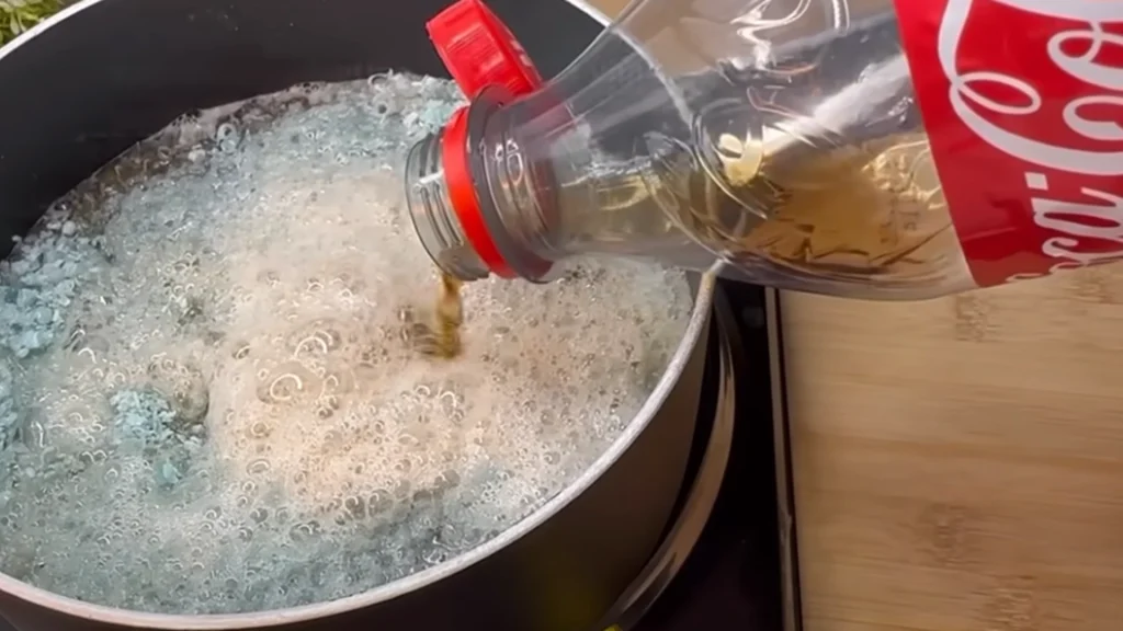Bland sæbe og Cola sammen: Det er et mirakelmiddel mod velkendt rengøringsproblem