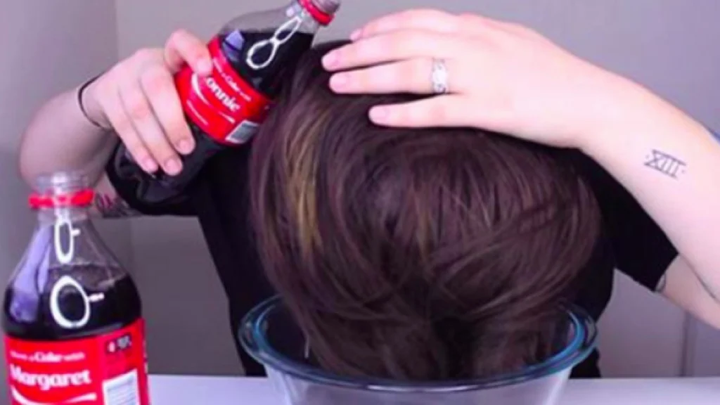 Hun hælder to flasker cola i håret – nu deler tusindvis hendes metode på nettet