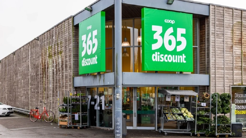 Danskerne bliver denne sommer mødt af uventet syn ved indgangen til udvalgte Coop-butikker: “Her kan man få en gratis…”