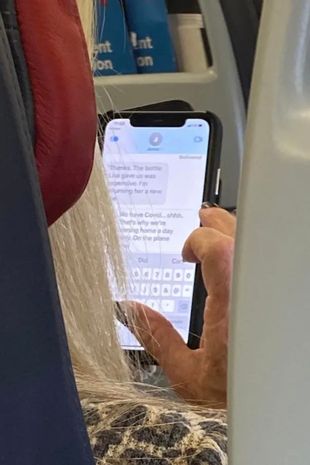 Kvinde opdager at medpassager i fly er smittet med covid-19, nu beskyldes hun for at snage