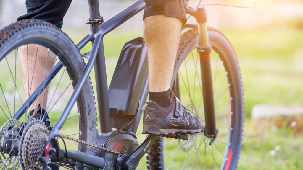 Hvor sundt er det egentligt at cykle på elcykel? Læger giver et klart svar