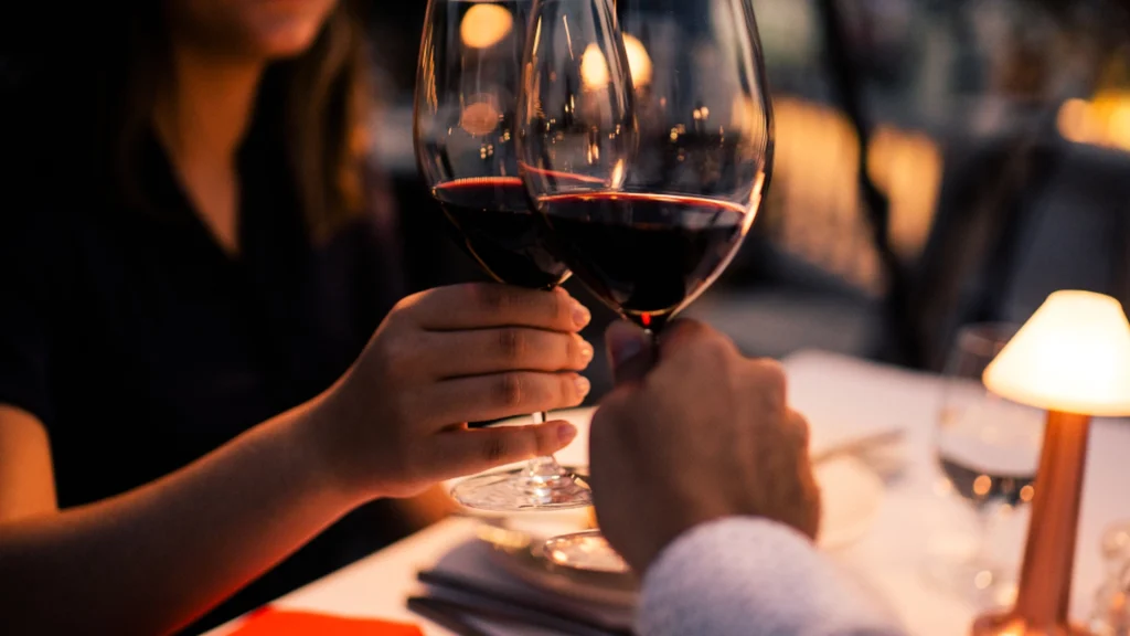 Mand fik vanvittig regning efter Valentinsmiddag: Havde misforstået prisen på vinen
