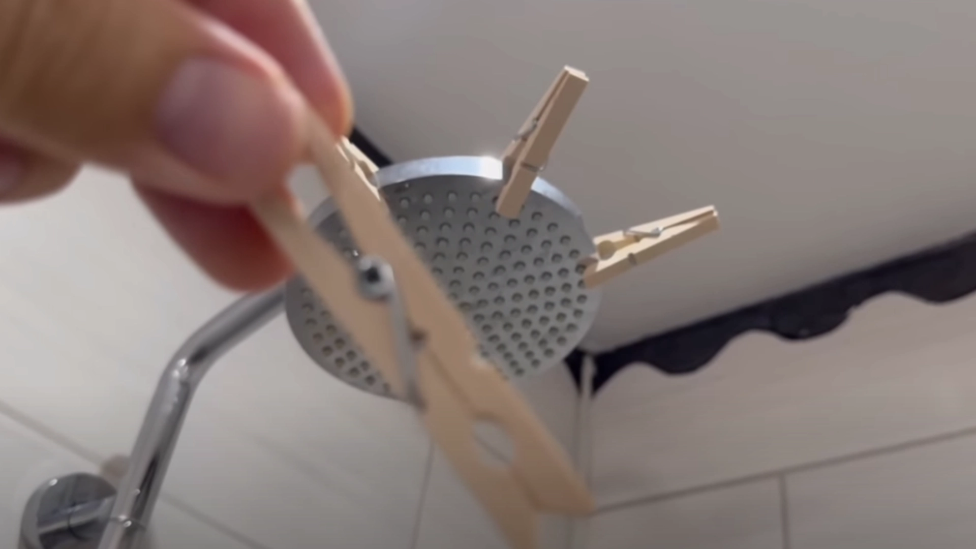 Det tager under 10 minutter: Her laver han brusehoveds-tricket alle danskere bør kende