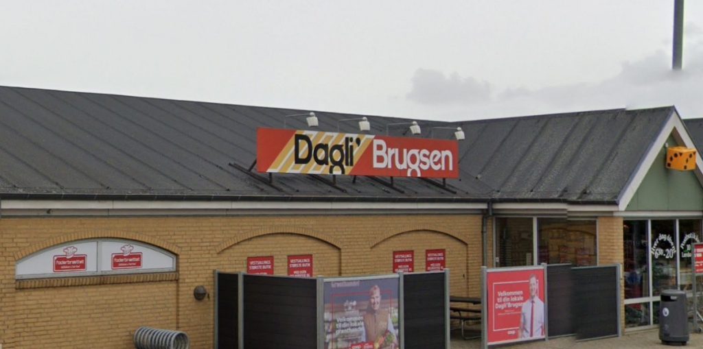 Drama foran Dagli’Brugsen: Far overfaldet for øjnene af sit lille barn