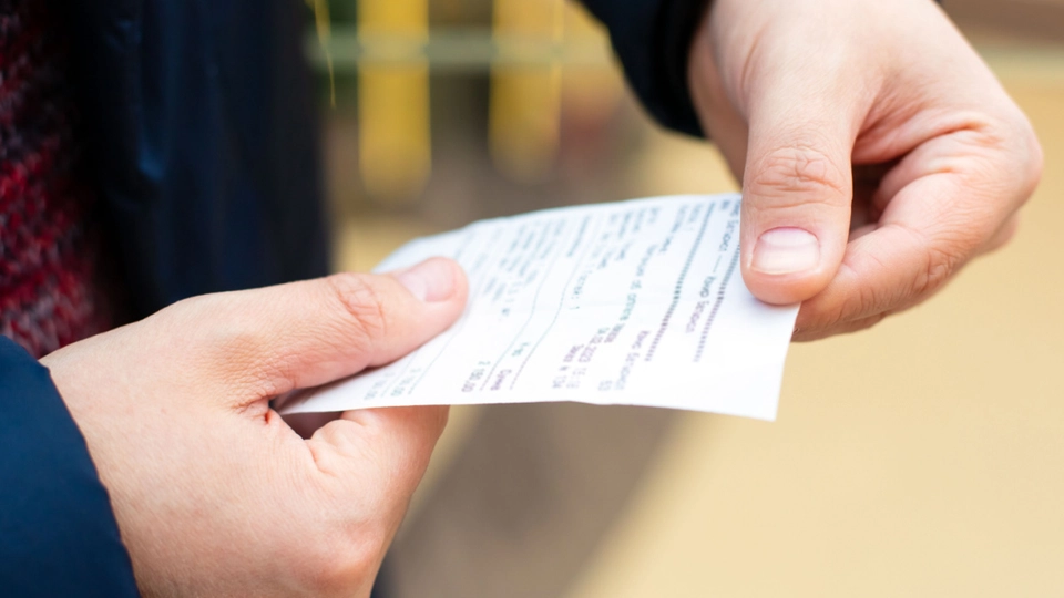 Datteren smagte forældres mad: En ubehagelig overraskelse ventede, da regningen kom.