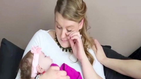 Mor holder sin datter for at sige et sidste farvel – men da de slukkede respiratoren, skete et mirakel