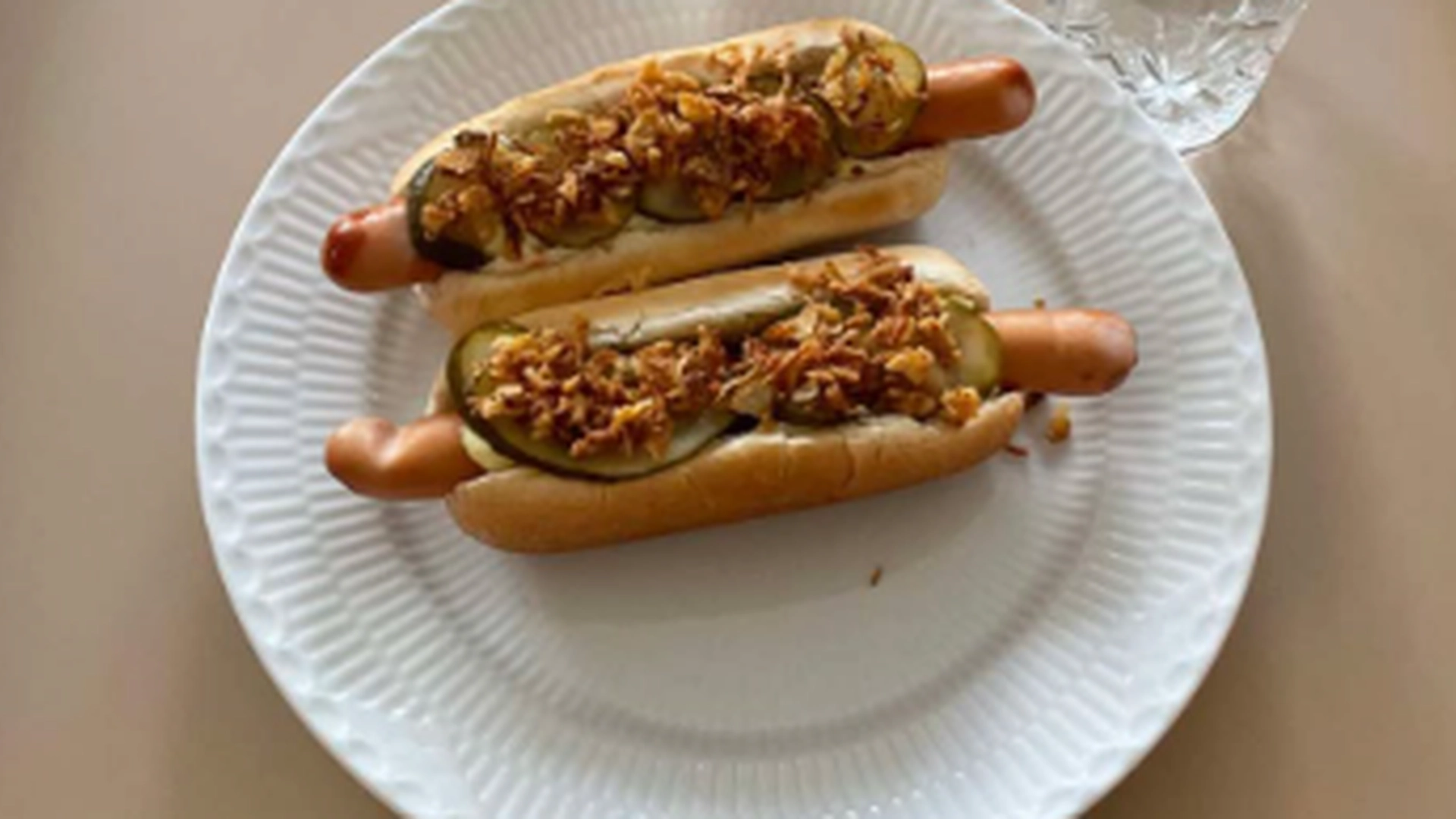 Familie købte hotdog og sodavand til frokost: Kunne ikke tro deres egne øjne, da de så regningen