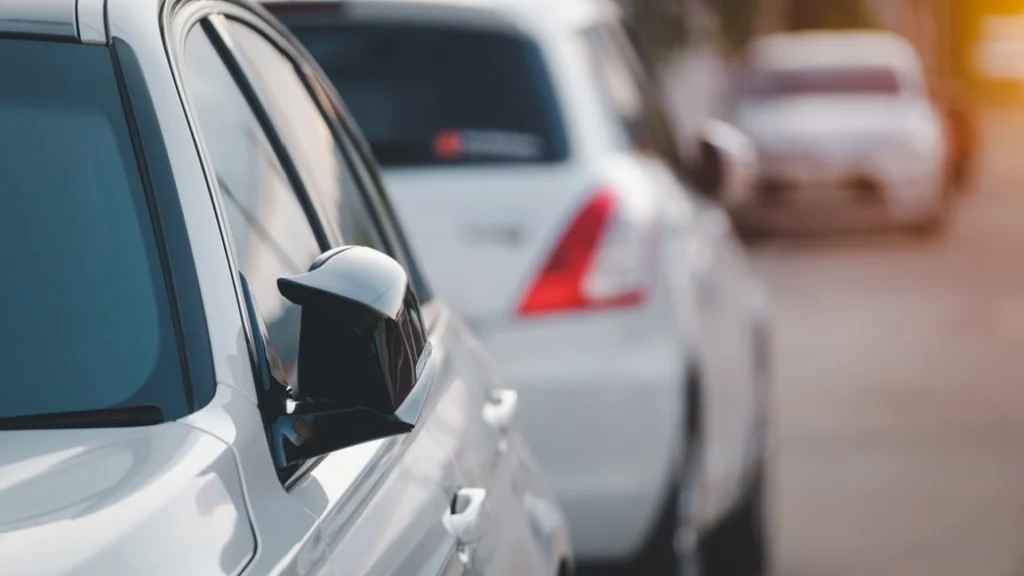 Derfor bør du aldrig slå dine sidespejle ind, når du har parkeret