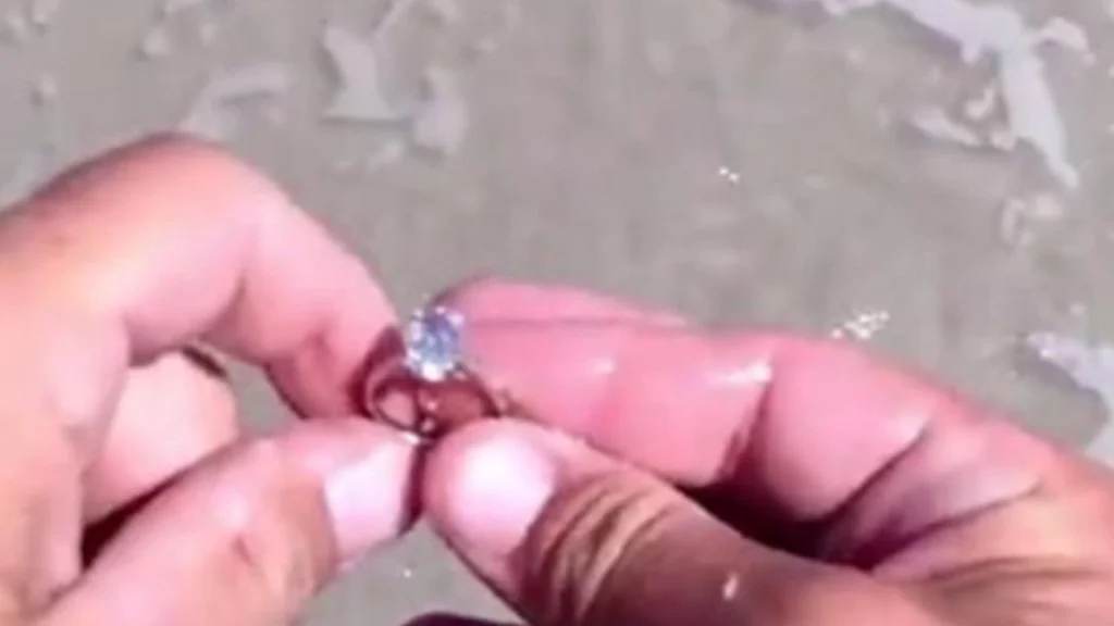 Fandt diamantring til 280.000 kroner på stranden: Så ringede et ukendt nummer pludseligt