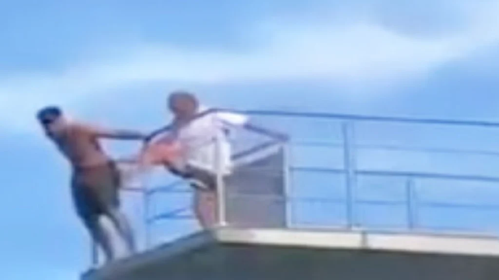 Dreng tøvede med at springe fra 10 meters vippe: Når du ser hvad livredderen gør, får du et chok