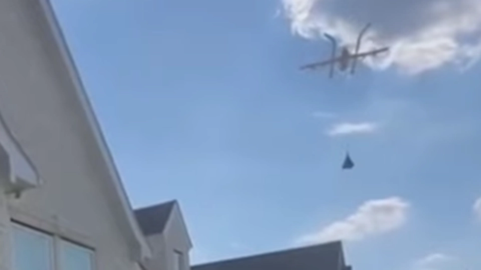 Manden skulle have leveret en pakke med drone: Så gjorde naboen noget, der kom til at koste ham dyrt