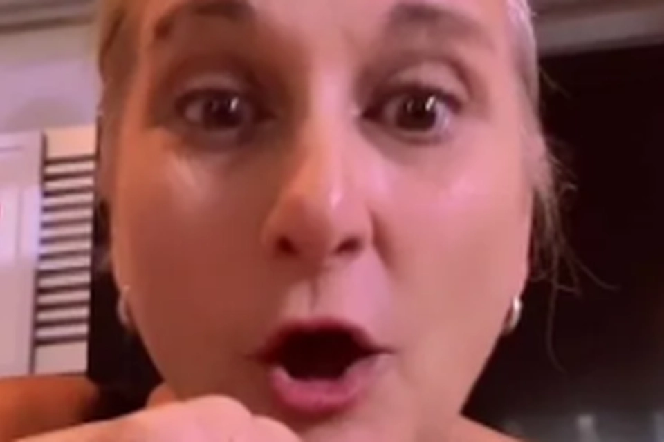 Kvinde købte taske i genbrugsbutik: Da hun opdagede, hvad den gemte på, tabte hun kæben