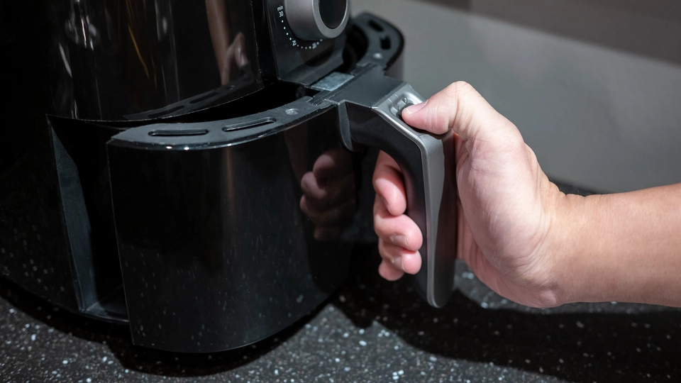 Kun få danskere kender hemmeligheden: Her er det lynhurtigte trick, der gør airfryeren ren som ny