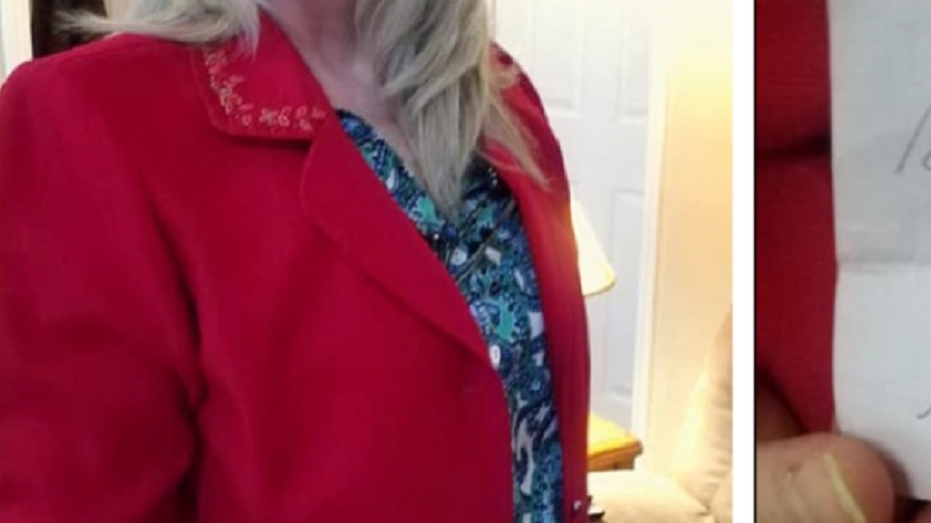 Kvinde købte rød blazer i genbrugsbutik: Nu mener folk ikke, at hun kan gå i den efter chokerende fund