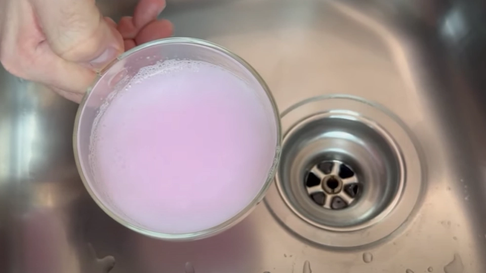 Hæld lidt af denne ‘magiske drik’ i afløbet: Med et snuptag bliver du fri for tilstopninger