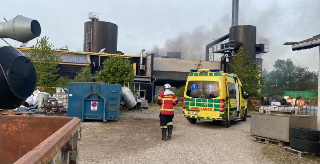 Eksplosionsbrand i virksomhed: Større område afspærret