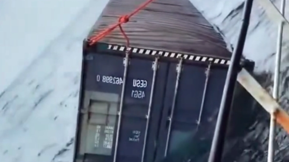 Fiskere opdager container i havet og gør fantastisk fund