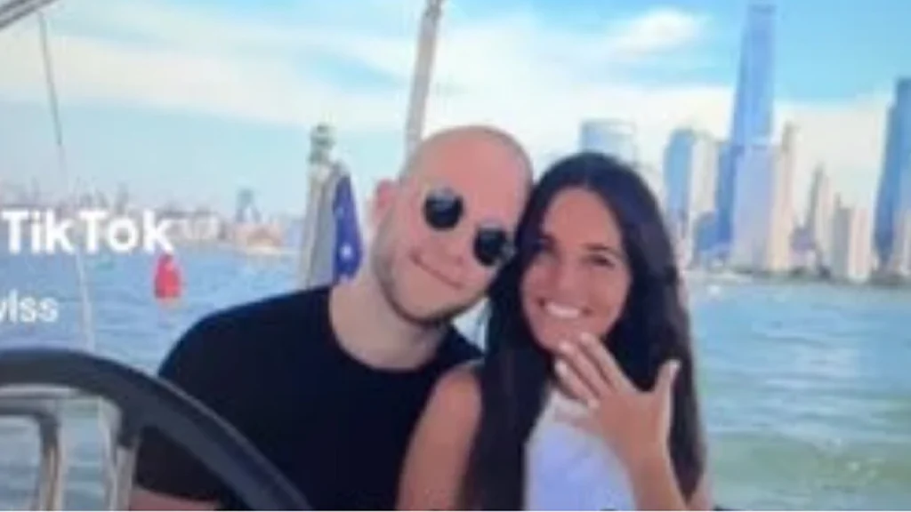 Kvinde deler forlovelsesfoto med sine kollegaer: Da hun kigger igen, opdager hun pludselig den kæmpe fejl