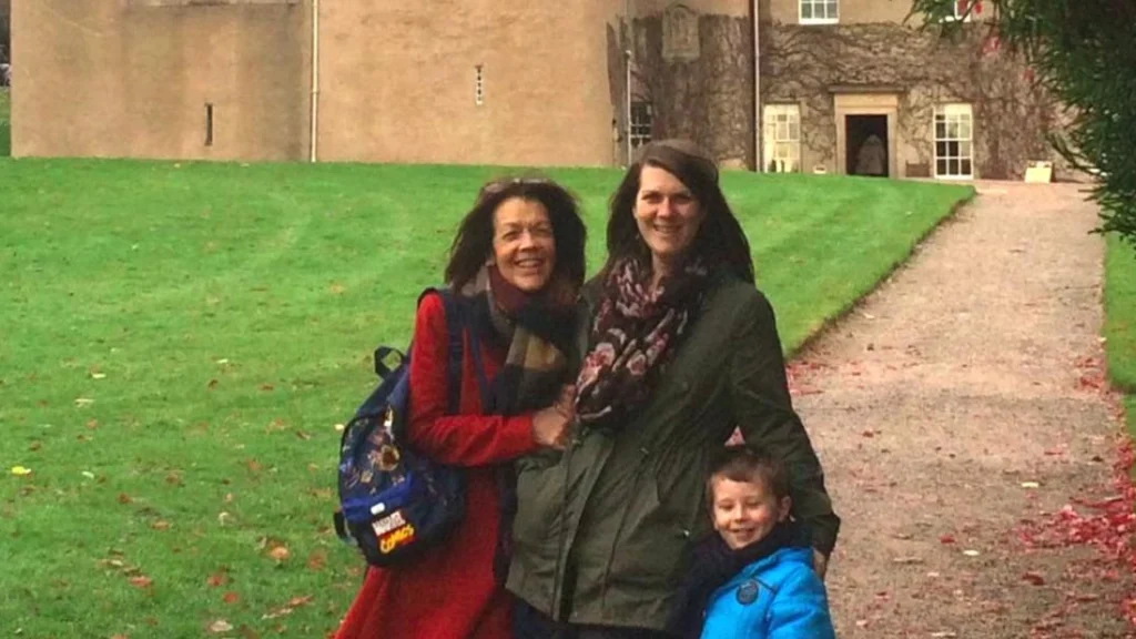 Familie tager foto foran gammelt slot – men uhyggen bredte sig, da de kom hjem og så billedet