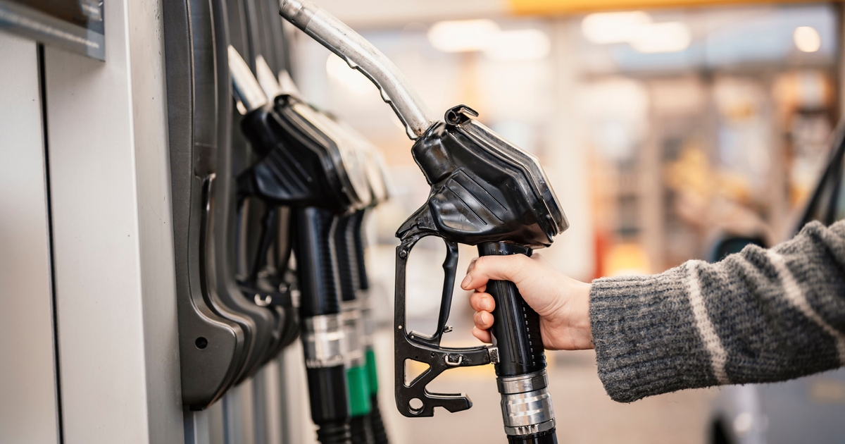 Flere raser stadig over dyrt brændstof: Her falder prisen til 10 kroner for en liter benzin