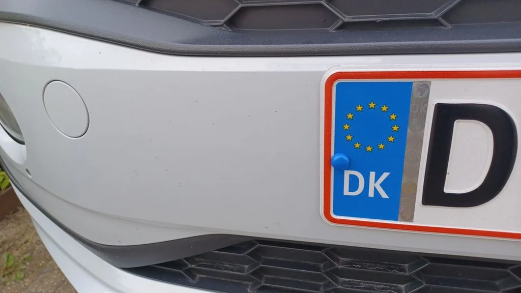 De færreste danskere er klar over det: Denne lille ting på din bil kan koste dig mange penge