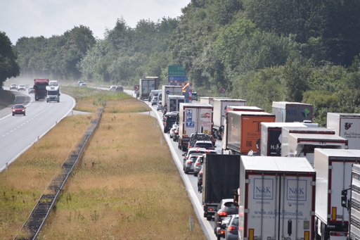 Voldsomt færdselsuheld på motorvej: Større kø og vej spærret