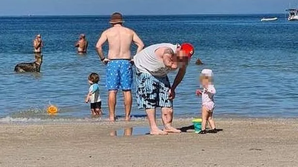 Familie fanger dette billede på stranden: Kan du se den uhyggelige detalje?